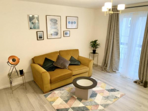 Large 1 bedroom apartment close to station